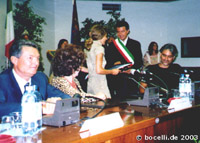 Jesolo, Bocelli Day 11.8.03, Renate Bausch receiving an award by Mayor Calzavara, foto copyright www.bocelli.de