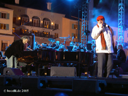 Lake Las Vegas, Dec 10, 2005, Tony Renis singing "Quando" accompanied by Andrea, copyright www.bocelli.de