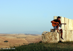 Andrea im wirklich noch stillen Teatro del Silenzio, copyright www.bocelli.de 2008